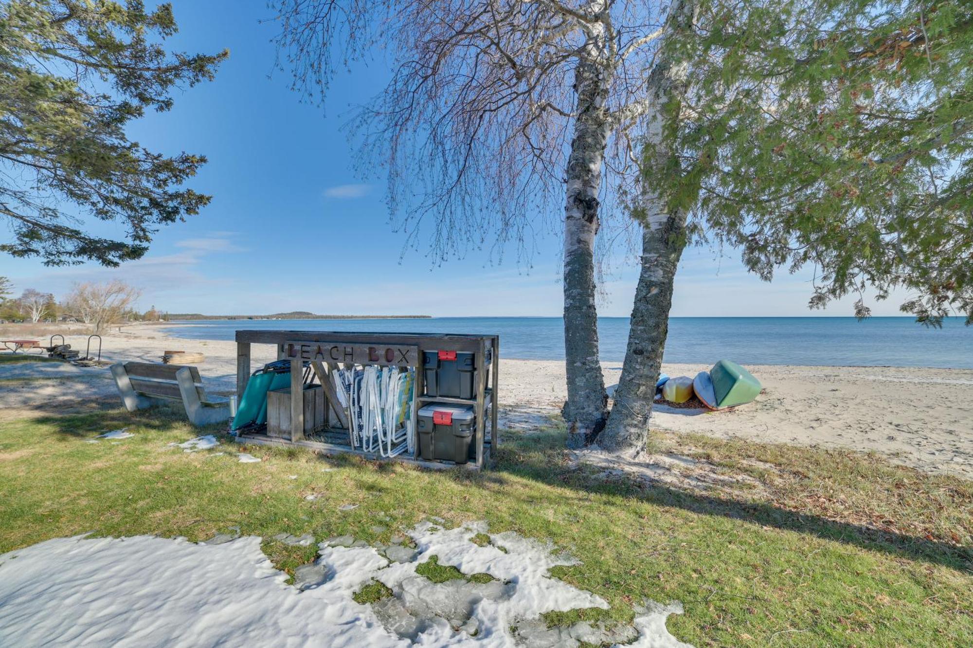 St Ignace Cottage With Deck And Beach On Lake Huron! Evergreen Shores Buitenkant foto
