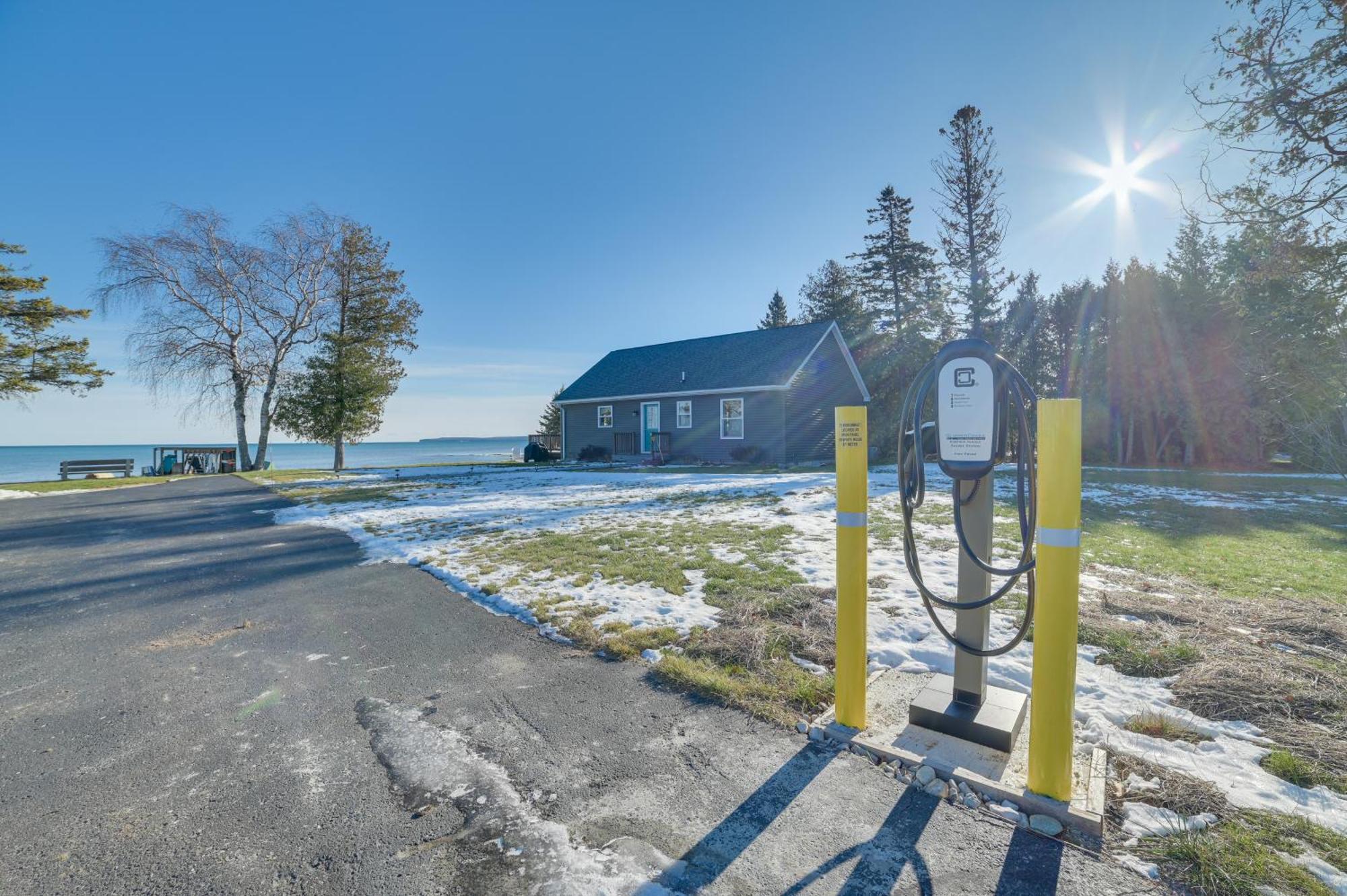 St Ignace Cottage With Deck And Beach On Lake Huron! Evergreen Shores Buitenkant foto