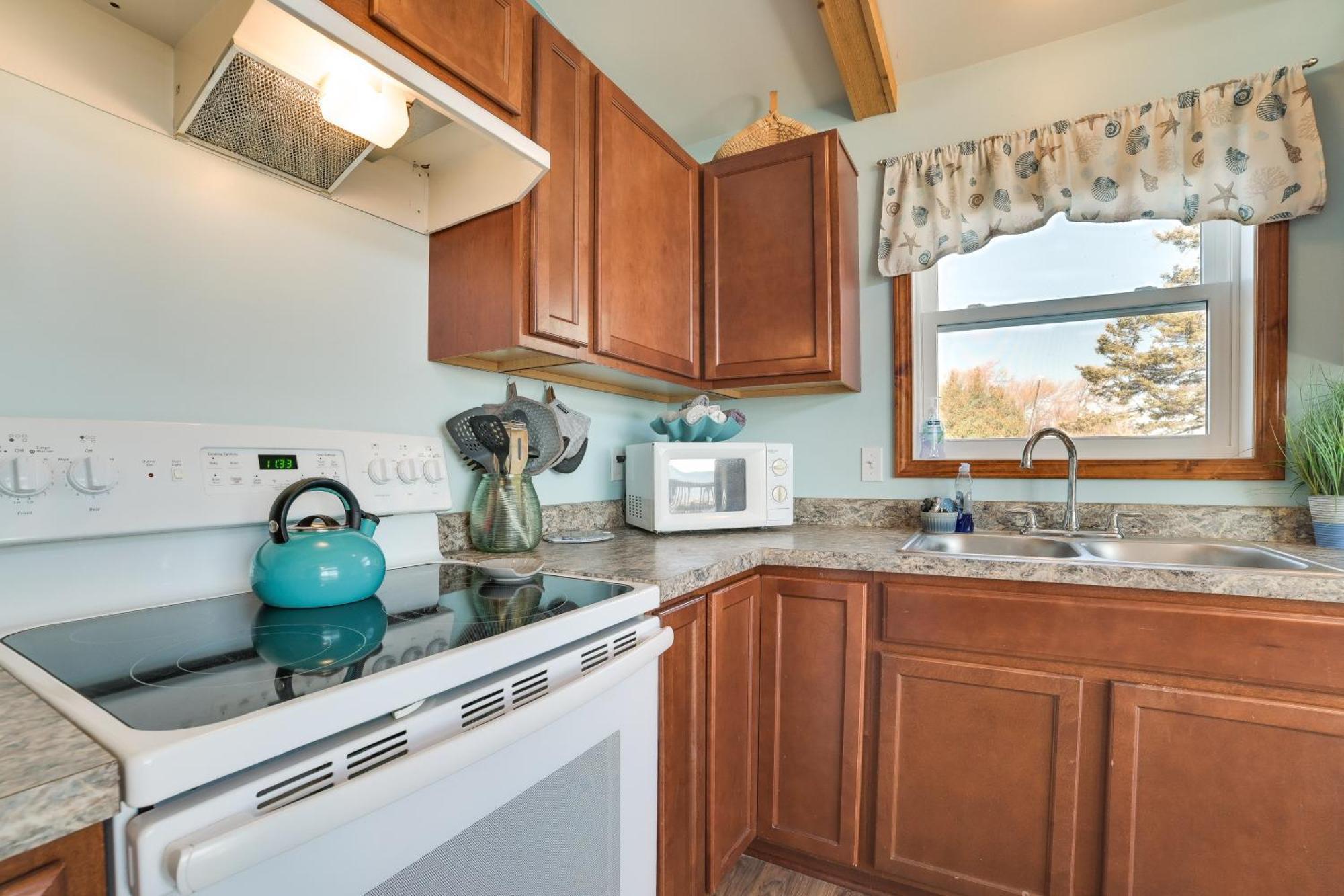 St Ignace Cottage With Deck And Beach On Lake Huron! Evergreen Shores Buitenkant foto